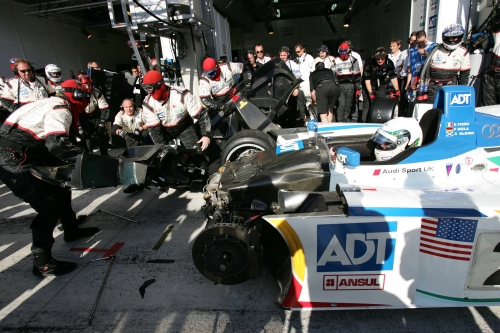 De Audi R8 van Champion Racing startnummer 2 binnen in de pitlane na een schuiver